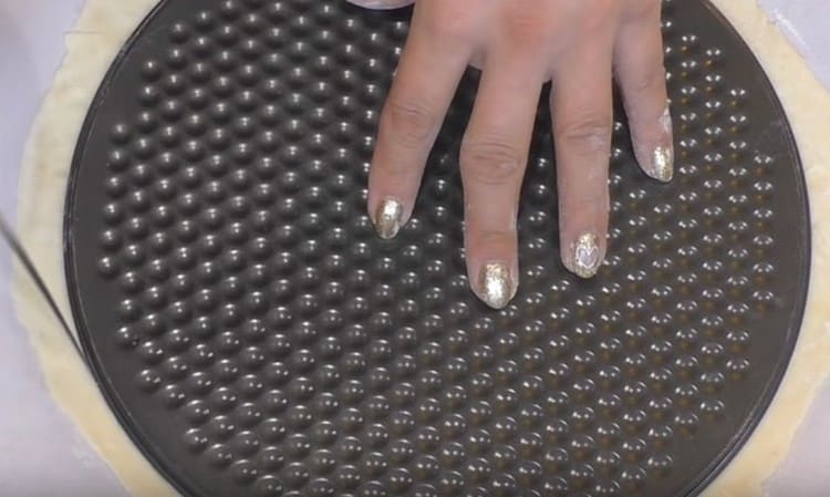 Pren una forma i retalla un pastís rodó.