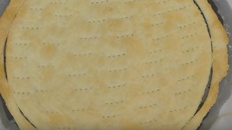 Coure el pastís amb els restes.