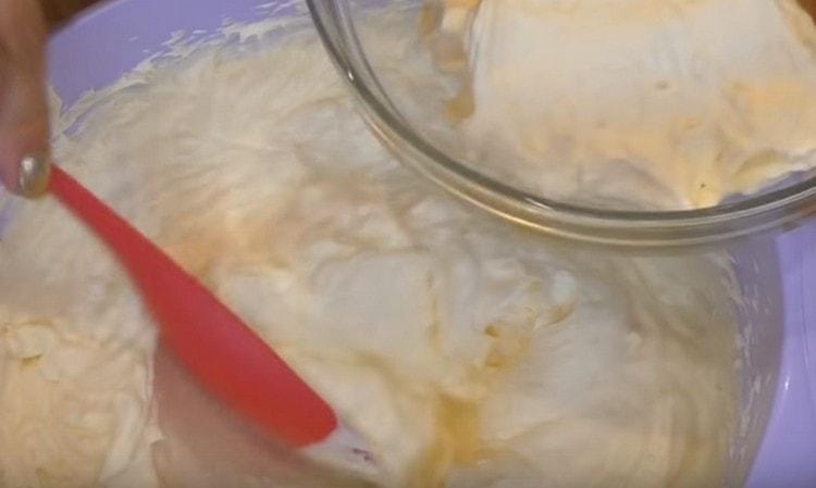 Deixa la crema per decorar la coca.