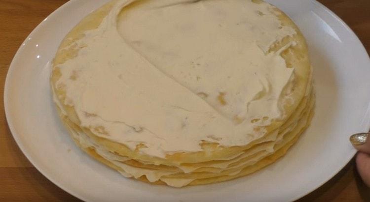 Recollim el pastís, ratllant els pastissos amb nata.