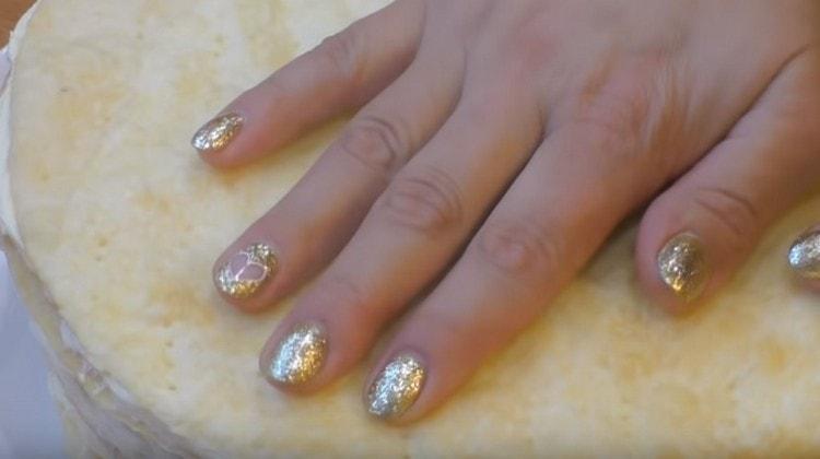 Premem l'última coca perquè la crema es distribueixi uniformement dins del postre.