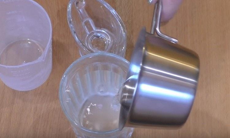 Afegiu conyac o vodka a l’aigua.