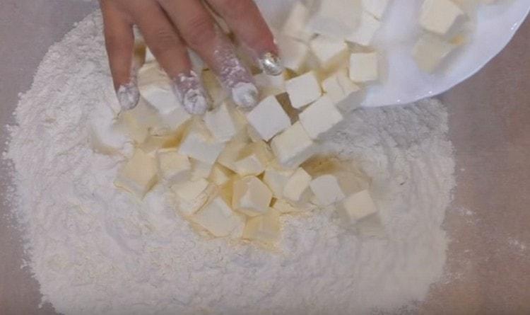 Talleu la mantega freda i combineu-la amb la farina tamisada.