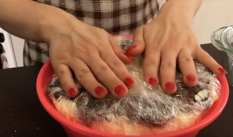 Увиваме тортата в слепващ филм и я изпращаме в хладилника да се накисне.