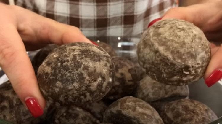 Ние не нарязваме малките натруфенки, а разрязваме големите наполовина.