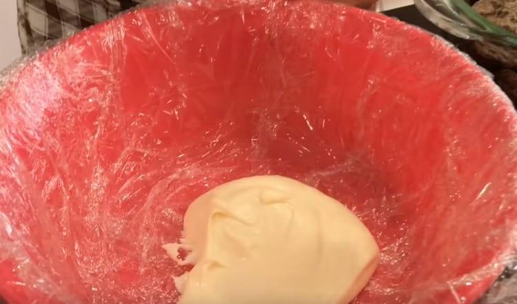 Покрийте формата или дълбоката купа с лепило и намажете дъното със сметана.