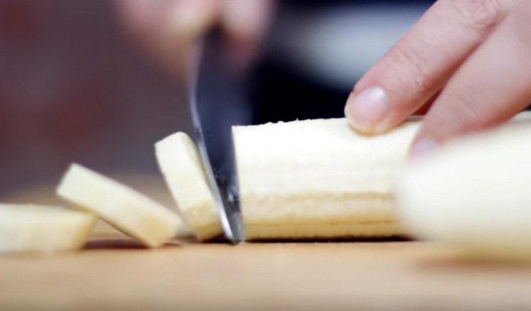 Bananen in Kreise schneiden.