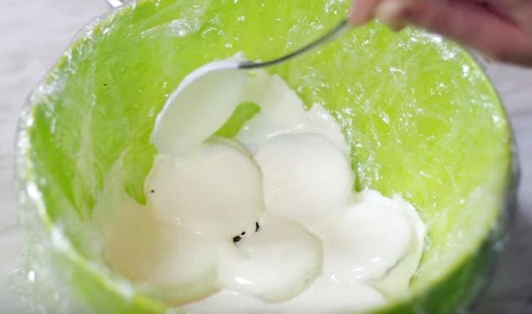 Tauchen Sie jeden Lebkuchen in saure Sahne und formen Sie eine Schicht Kuchen daraus.