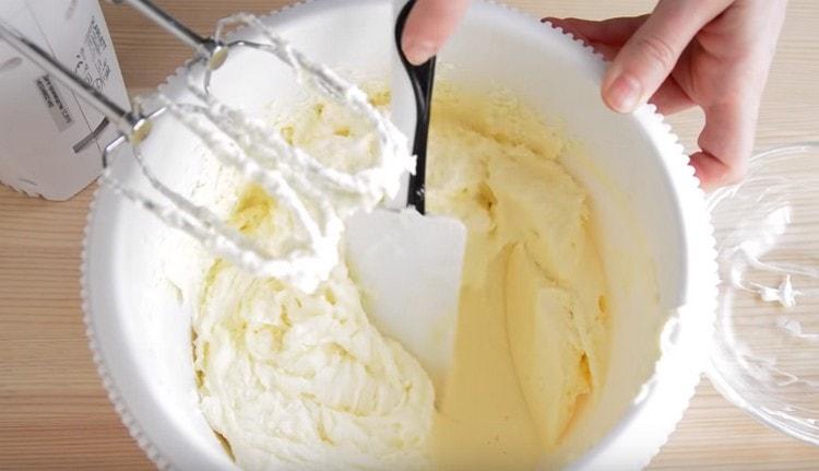 Beat krém dokud hladký.