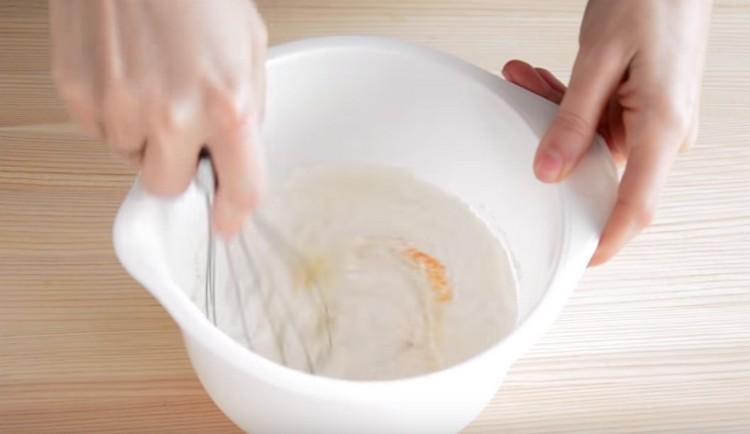 Vejce zamíchejte cukrem a škrobem.