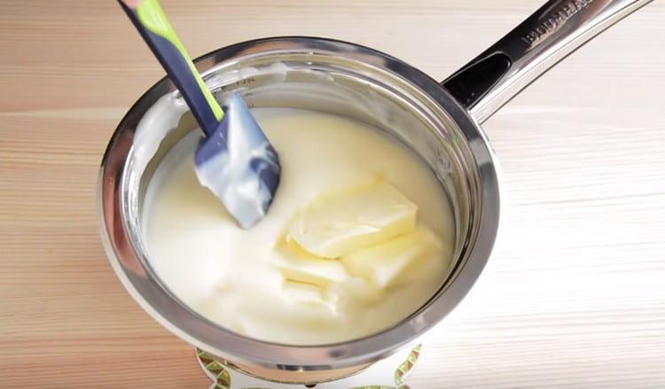 Do horké smetany ihned přidejte olej a promíchejte.