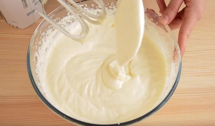 Krém je lehký a vzdušný.