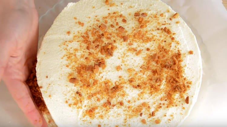 Pro dekoraci dezertu používáme drobky, které lze vyrobit z kousků dortu.