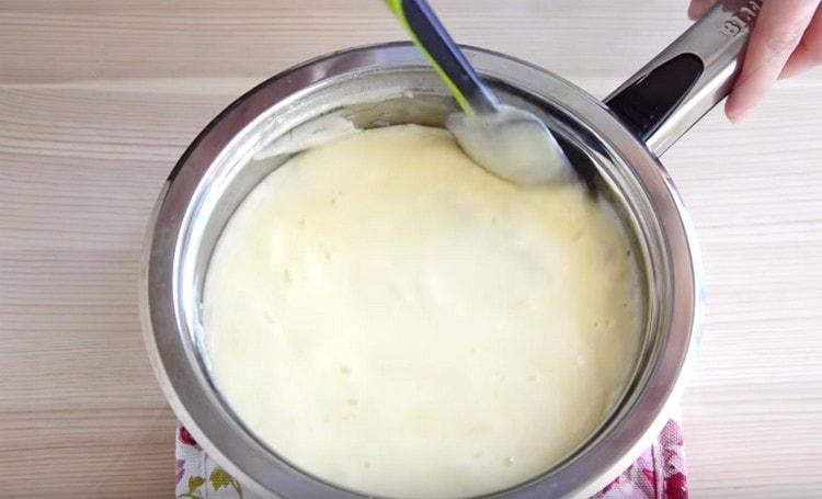 Přidejte sodu a rychle promíchejte hmotu tak, aby se zvýšila její objem.