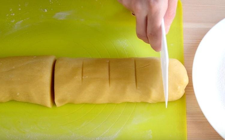 Z těsta vytvoříme klobásu a nakrájíme ji na kousky.