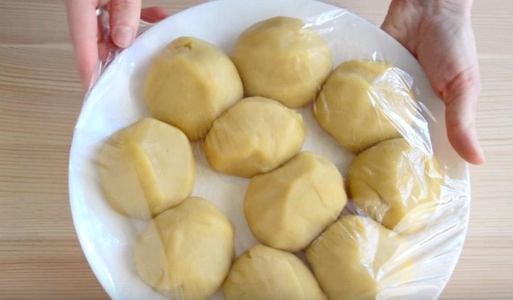 Rozbalte kouli z každé části, položte ji na misku a utáhněte pomocí přilnavé fólie.