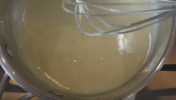 Сварете масата до сгъстяване.