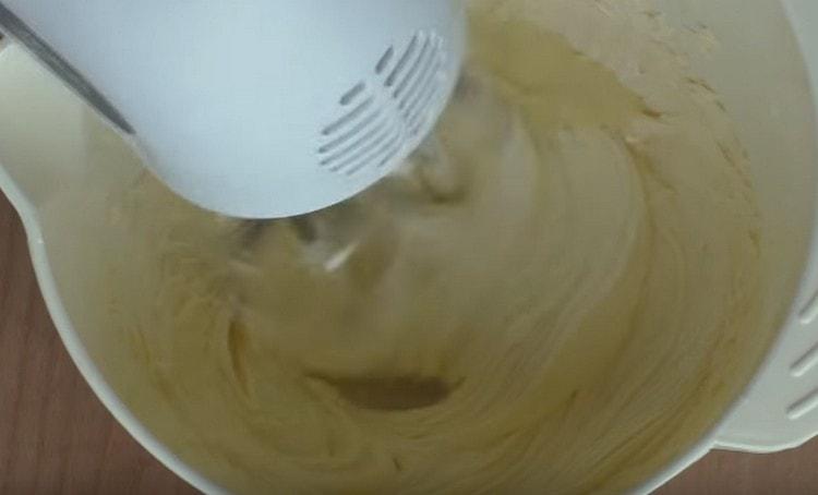 Разбийте сметаната още няколко минути.