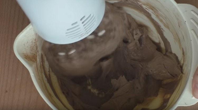 Добавете към какаовия крем.