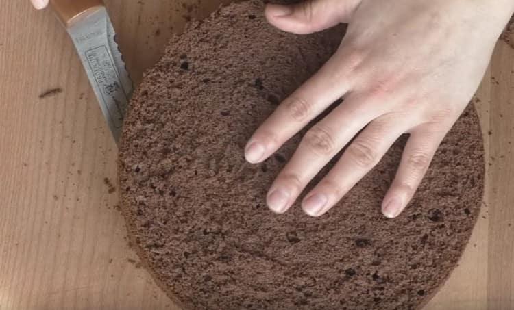 Нарежете бисквитата на 3 части.