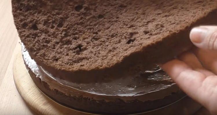 Върху крема разпределяме втората торта.