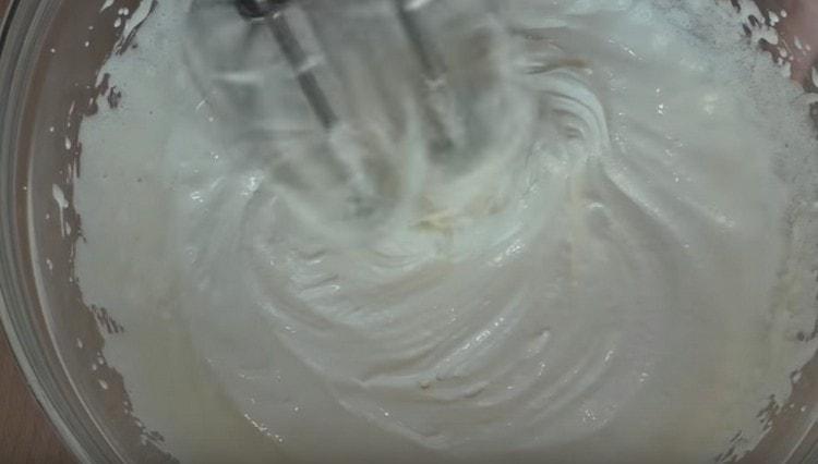 Разбийте жълтъците до пухкава лека пяна.