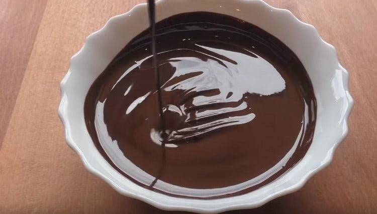 Смесете фондана до гладкост.