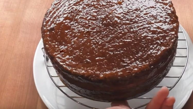 Тортата се прехвърля внимателно в багажника на тел.