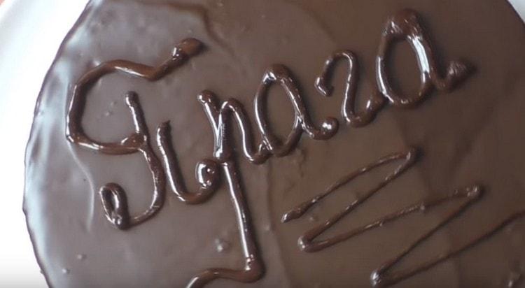 с останалата глазура можете да украсите класическата торта Прага. приготвени съгласно GOST.