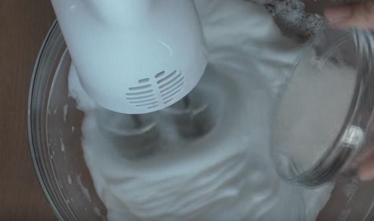 Разбийте белтъците отделно, като добавите захар.