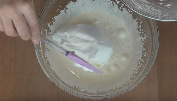 Внимателно комбинирайте протеиновата и жълтъчната маса.