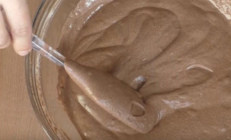 Внимателно разбъркайте масата с размах, като постигнете хомогенна консистенция.