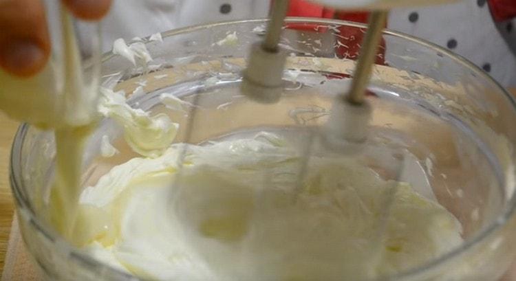 Introduïm la llet condensada a l’oli.