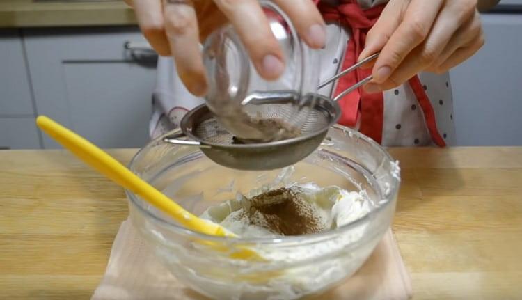 Afegiu el cacau a una part de la sopa.