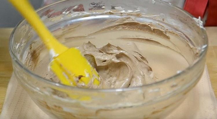 Barregeu bé la peça amb el cacau.