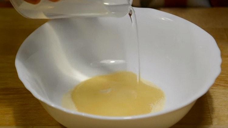 Aboqueu gelatina amb aigua i deixeu que s’infli.