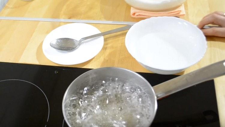 Cuinem l’almívar fins a tenir una consistència espessa.