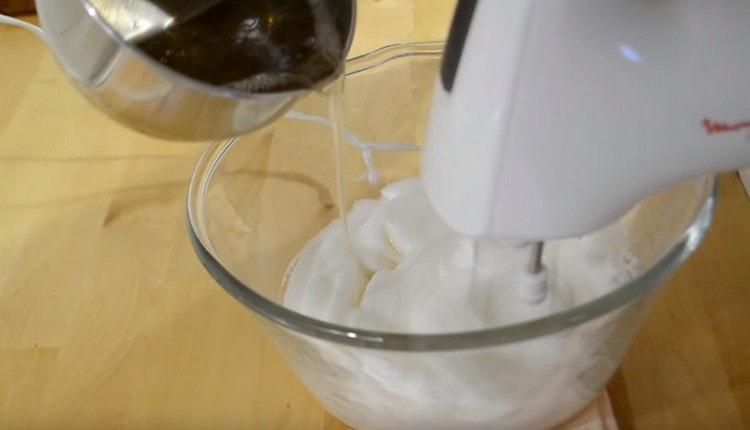Amb cura, en un raig prim, introduïm xarop a les proteïnes.