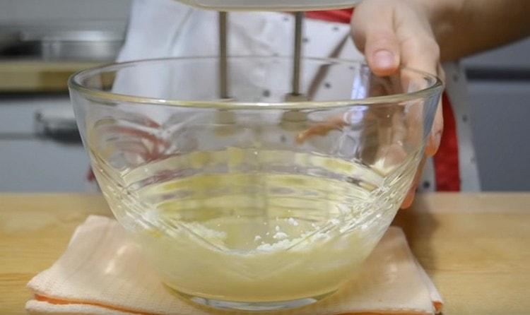 Bateu la mantega amb una batedora.