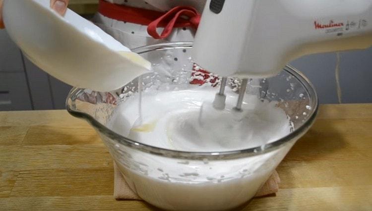 Afegiu gelatina a la massa proteica.