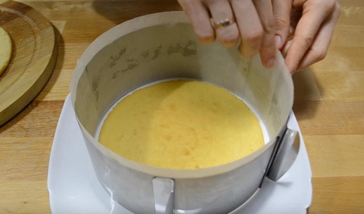 Posem el primer pastís en forma desmuntable.