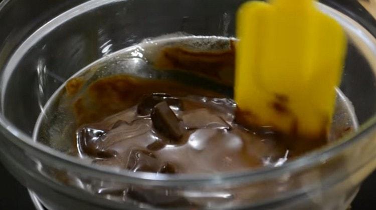 Remeneu la mantega amb la xocolata fins que quedi suau.