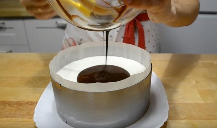 Ompliu la part superior del pastís amb la guinda finalitzada.