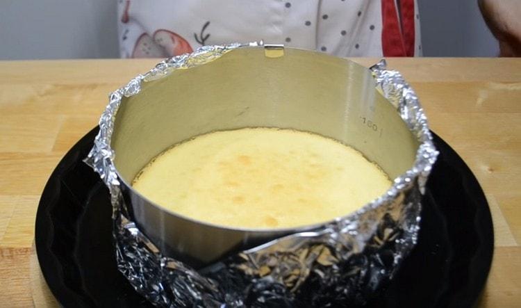 Enfornem una galeta, comprovem la preparació amb una broqueta de fusta.