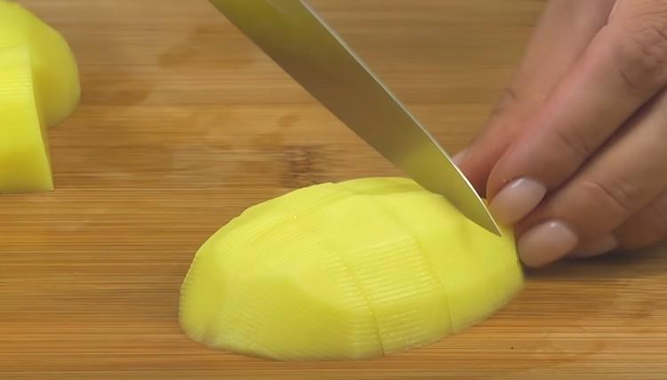 Corte as batatas em pedaços pequenos.