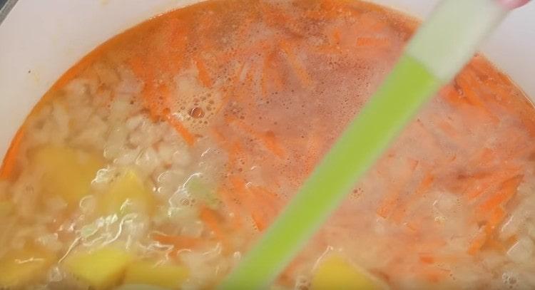 Devolvemos o caldo ao fogão e colocamos todos os legumes preparados.