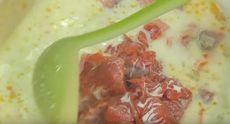 Quando os legumes estiverem quase prontos, adicione peixe e creme ao ouvido.