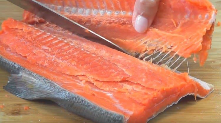 Separe cuidadosamente o filé da crista.