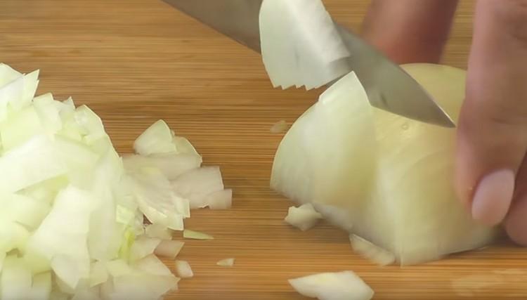 Moa uma cebola grande.