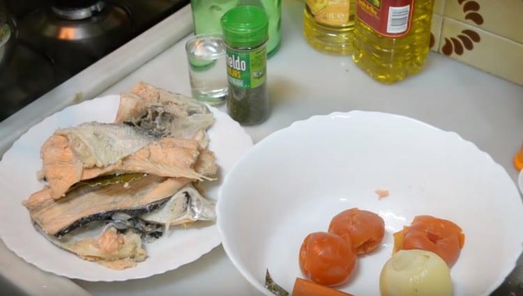 Scoatem peștele finit din bulion, precum și legumele și filtrăm bulionul în sine.